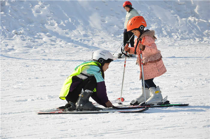 仅89.9元享价值140元【大兴区】北京雪都滑雪场周末4小时滑雪票一张。包含：4小时滑雪+雪鞋+雪板+雪杖+魔毯。极地冰面区设有冰炫陀螺，野趣小冰车，冰上悠波球等欢乐项目，定会让游客不虚此行。