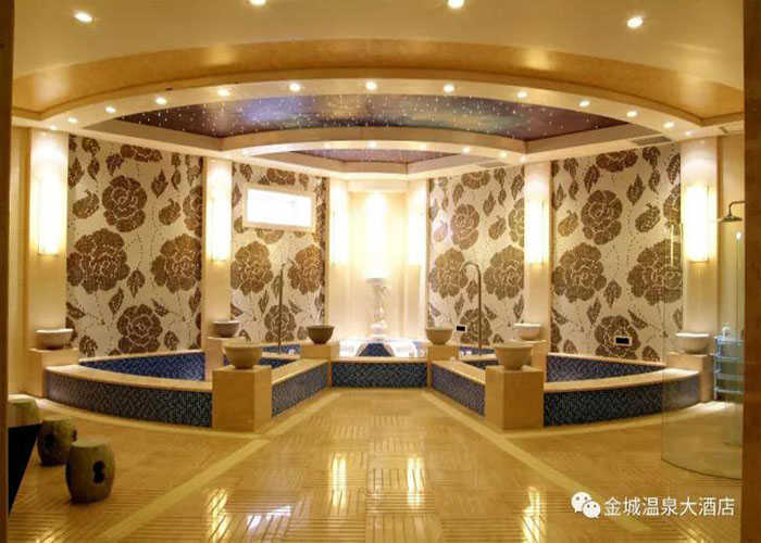 仅33元，享原价38元【烟台】金城温泉大酒店温泉城温泉票，将温泉的神奇功效与名贵中草药相结合，开发了特色药物泡泉，使其健身祛病的效果更加突出。