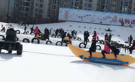 仅9.9元即可抢购门市价20元的【通州】鸿虎冰雪乐园门票一张，场内还有：悠波球、雪地战车、神秘城堡、香蕉船等多种戏雪项目。
