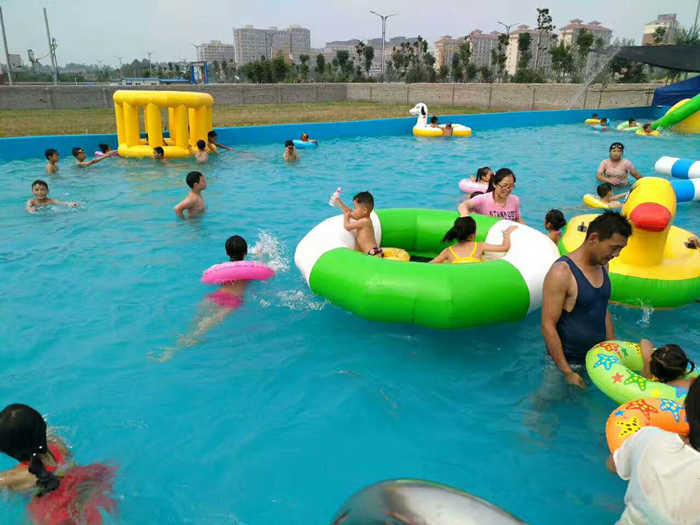 仅需30元，享原价40元的【漯河市】百亩湖水上乐园双人票；含：百亩湖水上乐园双人票一张+免费提供拖鞋+更衣柜；
