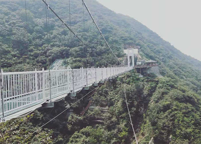 仅30元可享受门市价60元的【运城】凤凰谷玻璃吊桥+滑道儿童票一张，玻璃吊桥宏伟壮观,让您完美   融入大自然当中,凤凰谷美景更是一览无余。行走期间   仿若登天梯,纵横群山之间恍著人间仙境。
