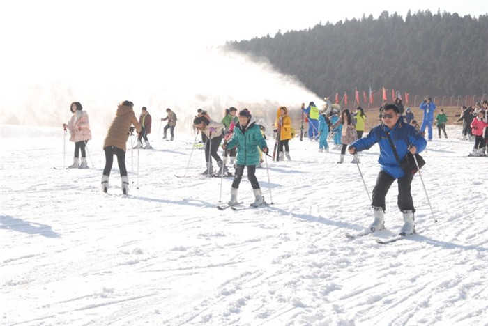 仅198元钱享受原价2988元【徐州市】大景山滑雪场春节3小时滑雪票，雪场各项雪道及雪地游乐区面积达到6万余平方米，日接待游客可达到6000人。滑雪乐园拥有滑雪道、雪圈道、雪地摩托、等雪地运动项目。