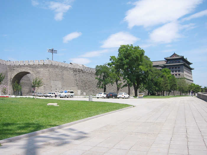 仅8元即可抢购门市价10元的【东城区】明城墙遗址公园门票一张，北京明城墙遗址公园是为保护明城墙遗址和内城东南角楼而建的历史名园。