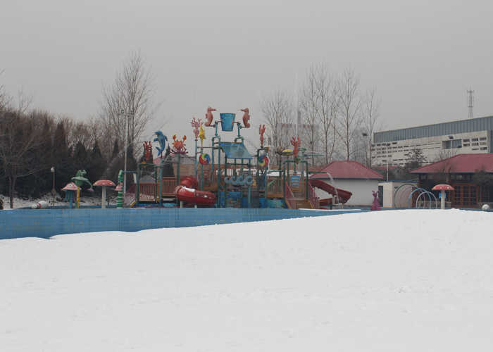 仅158元可享受315元的【咸阳】蓝波湾温泉+戏雪亲子门票一张，蓝波湾水上世界温泉养生为一体的大型商务休闲中心、以温泉文化为载体，集养生、洗浴、住宿、餐饮、娱乐、商务功能为一体的综合性温泉度假休闲中心