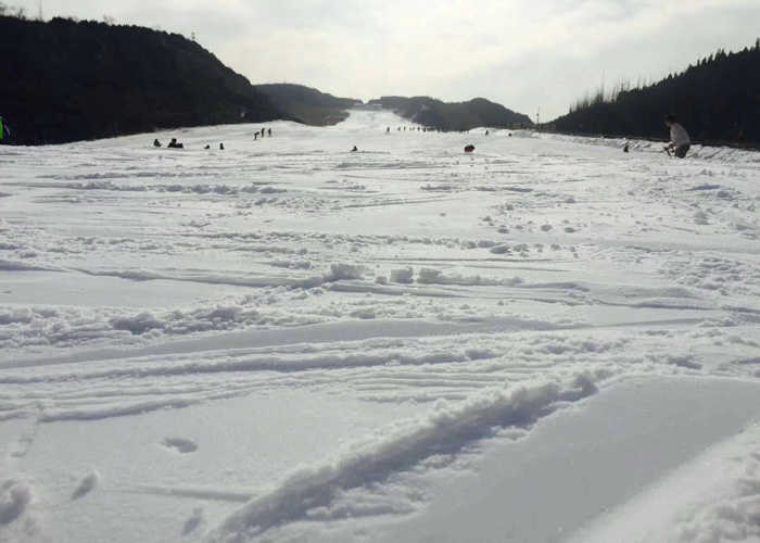 仅79元，享原价129元的【太原】曦岭雪山滑雪场平日周末不限时+雪具+雪服+头盔，让你尽情享受滑雪场带给我们的无线刺激,在这里挑战激情、驰骋在广阔雪域上