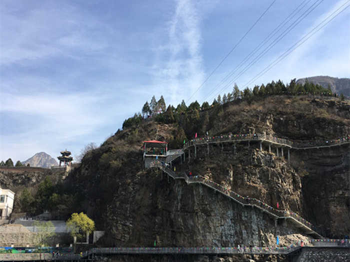 仅120元，享原价160元【房山区】聚龙湾戏水项目套票，包含：景区门票+玻璃栈道+竹筏+高山划水；优越的地理位置，宜人的生态景观，便利的交通环境和完善的配套设备是聚龙湾景区的强势特色。
