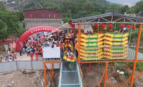 仅42元就享受50元的【永济市】水浴囗神潭大峡谷高空玻璃水滑门票一张，神潭大峡谷高空玻璃漂流。温度25度，长度1588米，满分一百分，清澈度1000----高空玻璃漂流欢迎您！