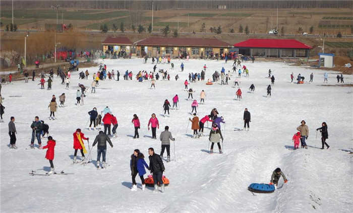 仅68元钱享受原价98元【邹城市】峄山滑雪场3小时滑雪票，峄山滑雪场位于景色秀丽的4A级景区、国家森林公园峄山风景区内，峄山镇金张庄村南，紧靠临菏路。滑雪场占地13万平方米。