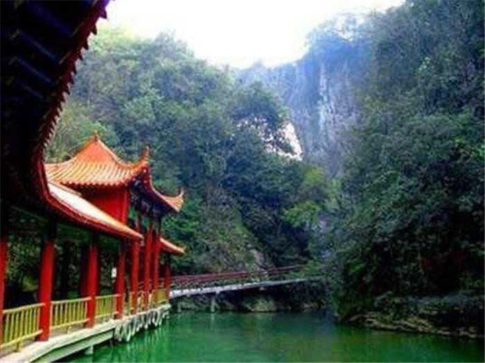 仅27元享30元的【株洲】仙人桥大峡谷半价门票。门票需提前一个小时购买。整个仙人桥大峡谷具有五大特色；一、峡谷幽深显其幽 二、植被茂盛显其秀、三、仙桥高悬显其奇 四、传说动人显其神 五、峡壁峻峭显其险