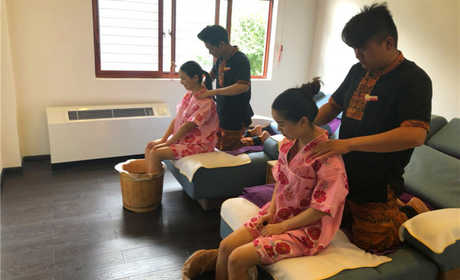 仅148元，享原价288元的【保山】玛御谷假日温泉+中式按摩，温泉水质晶莹清澈，润滑光洁，温泉含硫、硝极少，含锂量却很高，是以锂、锶等矿物质为主的碳酸钙型温泉，水质极优。
