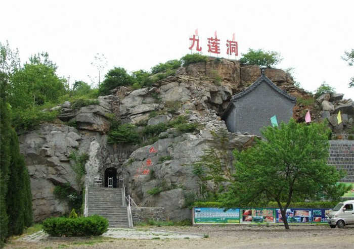 仅23元！享原价30元的【巩义市】盘龙山景区九莲洞门票；包含：九莲洞门票一张；盘龙山生态旅游风景名胜区，地处嵩岳北边，山势奇峻、林深树茂，峡谷内山水相伴、奇峰峥嵘、潺潺溪流常年清澈见底，流水不断。