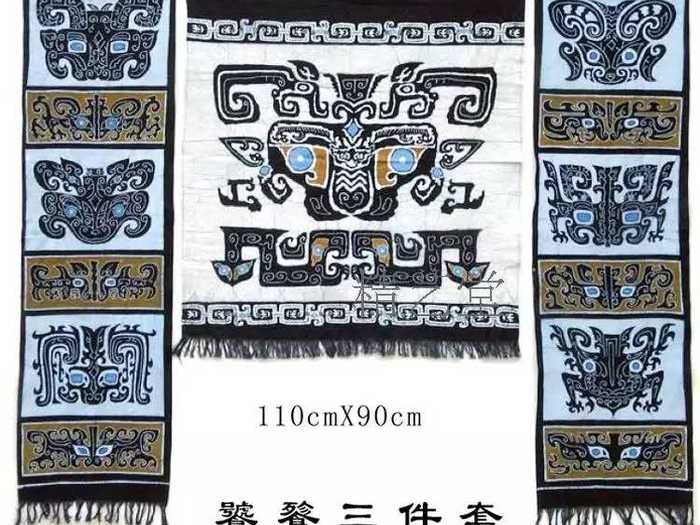 仅需900元【安顺市】蜡染博物馆纯手工蜡染中国古文化系列之饕餮纹（110CMX90CM），福远蜡染蜡染纯手工蜡染壁挂画长巾之蝠鱼组花系列。