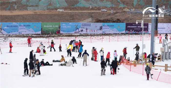 仅99.9元就享受550元的【张家口】翠云山银河滑雪场1.5天滑雪票一张不含雪具，从山顶上滑下，身姿优美，酣畅淋漓的享受在雪道飞驰的乐趣，用极其优惠的价格体验到银河滑雪场的特色星座雪道！