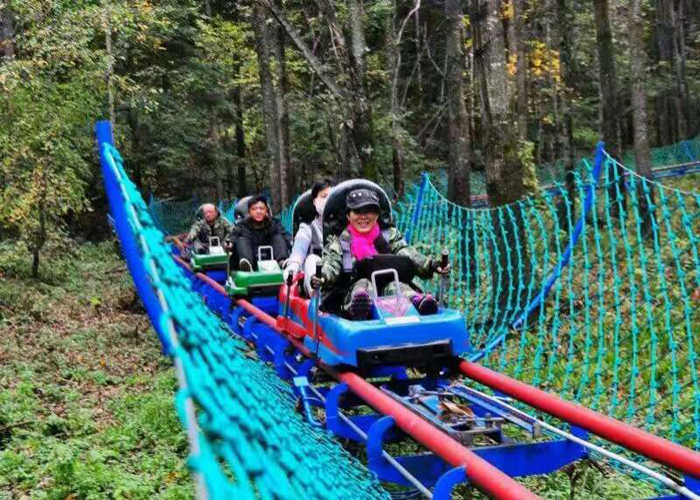 仅98元，享原价425元的锅盔山旅游景区D套票一张，套D注:门票+景观大道+先天八卦迷宫体验区+易经文化+临溪+野生雪狼参观+禅舞+溜索+滑道体验+奇妙旅程体验+CS真人射击+攀岩+旋转飞机+观光车