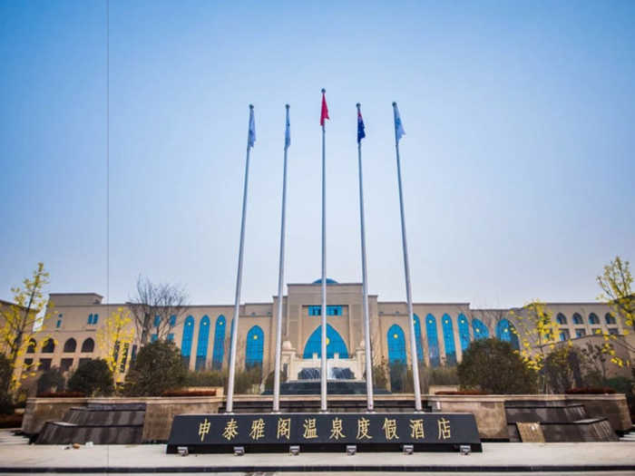 仅99元即可购买【濮阳市】蓝宝石水世界Liang泉双人优惠套票一张（仅限1000张）；含：蓝宝石水世界Liang泉双人优惠套票一张，蛋挞2个+鲍鱼或海参任选1份；