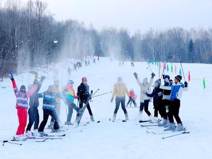 仅308元，享原价328元的【伊春】九峰山滑雪场双人间（含早餐，含滑雪+娱乐套票）九峰山滑雪场建造的冰湖场地，适合团体竞技，还有“老司机”驾驶着冰爬犁来回穿梭，让游客与冰雪亲密接触。