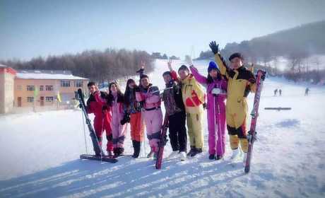 仅39元享原价98元的【哈尔滨】霜雪滑雪场一日游不限时，新的索罗门大头版、开阔的滑雪场地，让你尽享时尚运动带来的无穷乐趣。