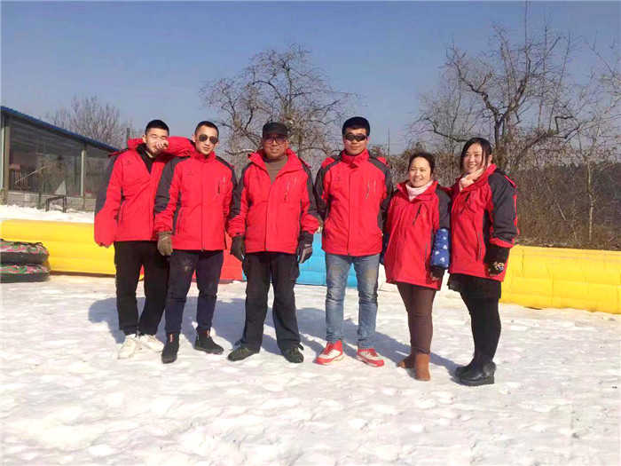 仅45元，享原价50元的【济南】润翔滑雪场平日周末3小时雪圈门票一张，具有300多米长雪道并设有进口魔毯，让滑雪者体验滑雪乐趣。雪上飞碟、儿童雪上摩托、雪地碰碰车、雪地转转等游乐设备可供租用。