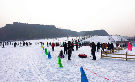 仅112元，享原价120元【礼泉县】烽火滑雪场春节成人经济票，包含嬉雪区：雪球夹，雪片，雪球炮，无动力雪车，悠波球，香蕉船+雪圈区：雪圈（两小时）+动力设备区：雪地旋转（一次）是陕西最好的亲子滑雪场。