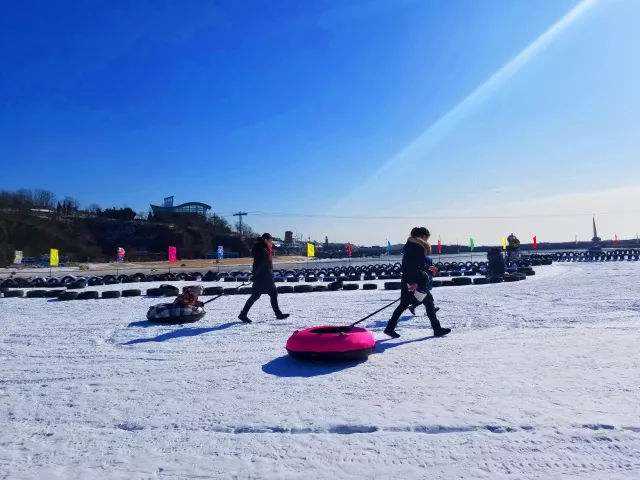 仅8元，享原价10元的【沧州】黄骅冰雪嘉年华2+1家庭娱乐套票一张，两个大人一个小孩共三个人的门票，一个小时的雪圈票；