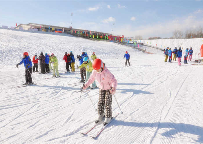 仅59.9元享价值110元【大兴区】北京雪都滑雪场平日4小时滑雪票一张。含：门票、雪板、雪鞋、雪杖、雪道、魔毯等。极地冰面区设有冰炫陀螺，野趣小冰车，冰上悠波球等欢乐项目，定会让游客不虚此行。