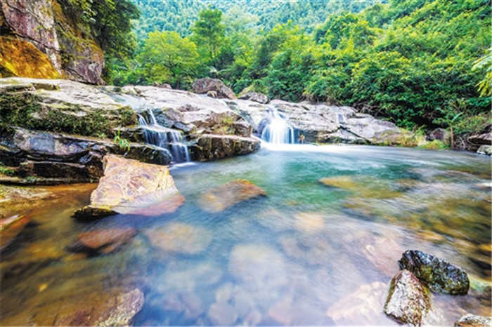 仅24元就享受25元的【南宁市】水锦顺庄旅游景区儿童、老人票一张，含：依据现状地形，顺应山体走势散状分布，让游客枕高山、面流水，人、山、水、庄融为一体，达到“天人合一”的至善境界。 