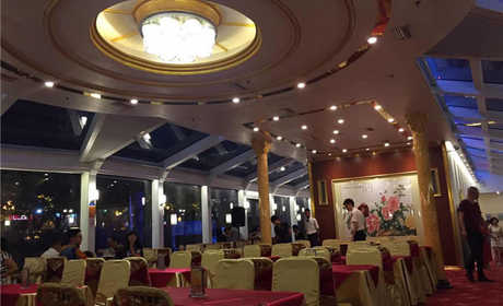 仅105元，享原价118元【广州】珠江夜游自助餐/西餐门票，包含：【广州】珠江夜游自助餐/西餐门票一张；珠江游是广州的品牌特色游，珠江美景可媲美于香港维多利亚港，其景色迷人，碧水潋艳，华灯闪烁。