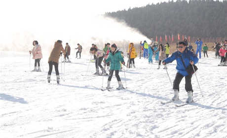 仅168元钱享受原价198元【徐州市】大景山滑雪场春节2小时滑雪票，雪场各项雪道及雪地游乐区面积达到6万余平方米，日接待游客可达到6000人。滑雪乐园拥有滑雪道、雪圈道、雪地摩托、等雪地运动项目。