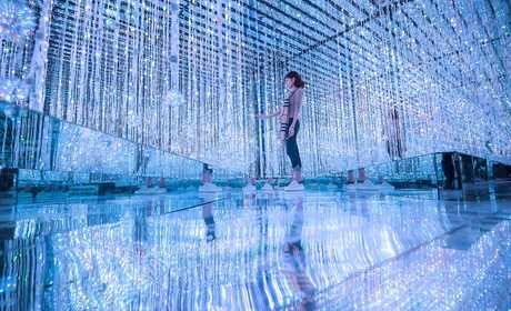 仅35元就享受80元的【南京】星空3D艺术展怪屋 学生门票一张 （学生票凭学生证可以免费领一张外国纪念币）这里将科技装置与艺术想法相结合，创造了“无限星空”。