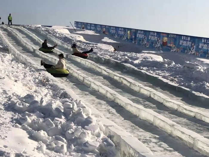 仅49.9元即可抢购门市价80元的【房山】昊天公园冰雪欢乐世界戏雪套票一张，昊天公园冰雪欢乐世界由数十名设计师实景考察，精心设计点缀，细节把握恰到好处，只为房山打造一场狂欢盛宴。