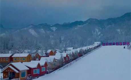 仅需288元，即可享受原价880元【洛阳市】白云下山冰雪乐园平日三人木屋住宿别墅+三人不限时滑雪票。包含：平日三人木屋住宿别墅+三人不限时滑雪票
