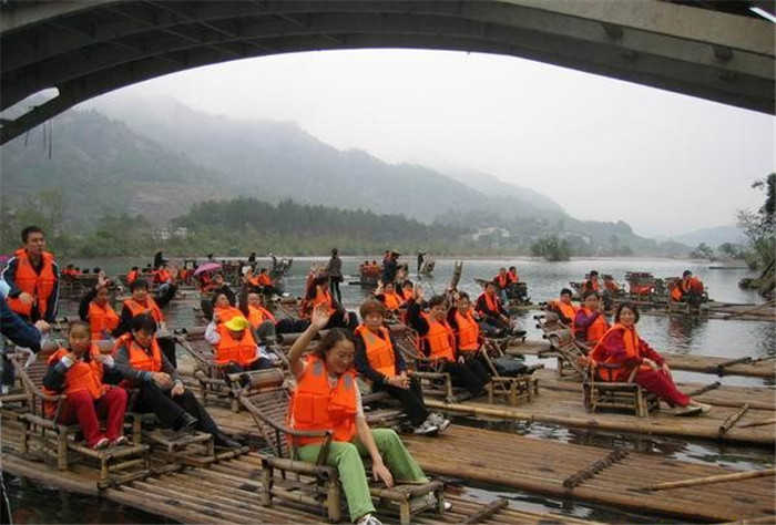 仅35元，享价值47元的【温州市】楠溪江甸园竹筏漂流成人票一张，含:置身于楠溪江湖光山色，乘一只缓缓而行的竹筏，感受楠溪江山水带来的阵阵凉意！戏水、纳凉、观景，绝佳项目！