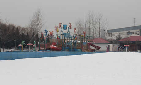 仅88元可享受158元的【咸阳】蓝波湾温泉+戏雪单人门票一张，蓝波湾水上世界、温泉养生为一体的大型商务休闲中心、以温泉文化为载体，集养生、洗浴、住宿、餐饮、娱乐、商务功能为一体的综合性温泉度假休闲中心