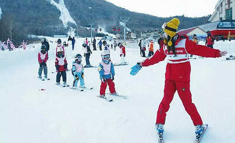 仅150元，享原价200元的【哈尔滨】亚布力新濠阳光滑雪场初级滑雪3小时（含雪具）+亚布力南站接送，为滑雪者营造舒适、快乐的优质滑雪体验