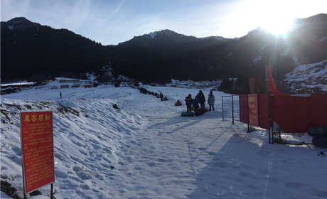 仅59元就享受138元的【乌鲁木齐】银峰滑雪场学生票一张，银峰滑雪基地娱乐项目丰富多彩：雪板、雪圈、雪地摩托车、魔毯等任您选择。