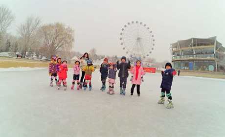 仅99元就享受118元的【乌鲁木齐】植物园金科冰雪嘉年华B套票票一张，包含：滑冰1小时（单人）、雪地滚筒球（一次）、冰上二人转