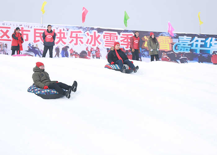 仅9.9元购买价值40元的【大兴】第五届大兴市民快乐冰雪季单人套票一张，包含：单门票+雪地转转一次，在雪国当然要玩起来！种类超多、玩法超嗨！笑得够大声！拖家带口！呼朋伴友！全家总动员！
