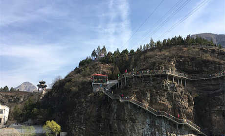 仅120元，享原价160元【房山区】聚龙湾戏水项目套票，包含：景区门票+玻璃栈道+竹筏+高山划水；优越的地理位置，宜人的生态景观，便利的交通环境和完善的配套设备是聚龙湾景区的强势特色。