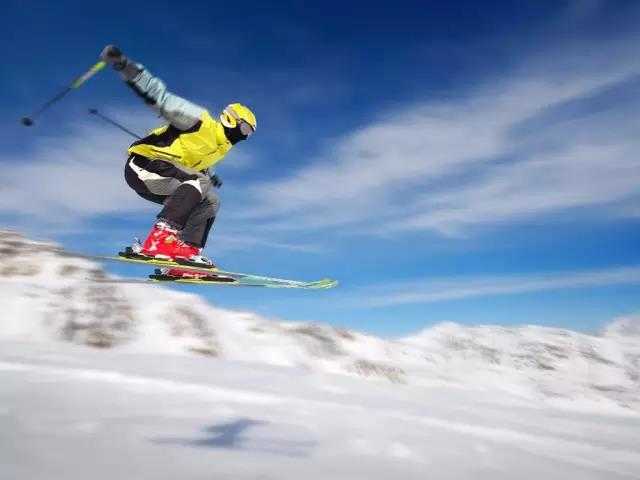 仅118元就享受138元的【乌鲁木齐】阳光滑雪场周末全天滑雪票一张，包含：双板与雪圈互换一次，或者单板与雪圈互换一次 ; 雪圈、卡丁车、雪地摩托等各类冰雪游主题活动