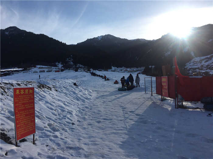 仅59元就享受138元的【乌鲁木齐】银峰滑雪场学生票一张，银峰滑雪基地娱乐项目丰富多彩：雪板、雪圈、雪地摩托车、魔毯等任您选择。