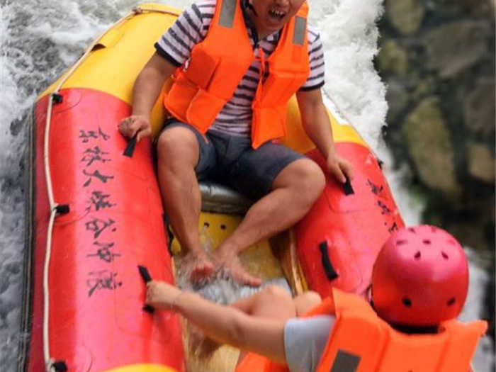 仅98元，享原价115元的【九江】庐山东林大峡谷漂流门票。庐山东林大峡谷景区位于庐山北麓卧云垄内，由卧云垄和剪刀峡两个景区构成。