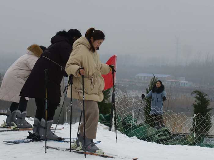 仅69.9元钱享受原价100元【江苏】淮安古运河滑雪场三小时门票，占地面积50亩，总投资1600万元，造雪面积达12000平方米。雪场分为初级道区、中级道区、滑圈区和嬉雪区，可同时容纳1200人。