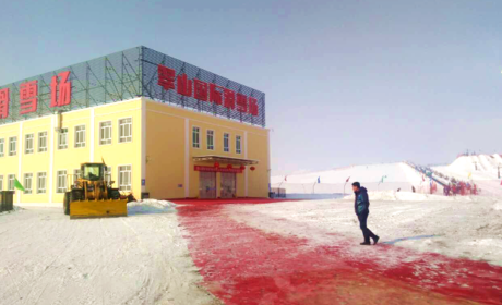 仅80元就享受88元的【塔城地区】翠山国际滑雪场全天滑雪+雪圈套票一张，含：雪鞋、雪杖、雪板、（雪圈2小时）。投资近8000万元，是目前沙湾县周边规模最大，设施最全的滑雪场之一。