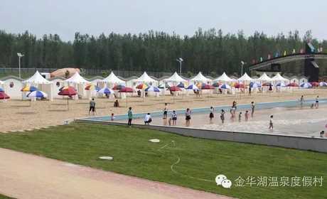 仅50元，享原价68元的金华湖温泉度假村嬉水湾水上乐园/室外浴场门票二选一；金华湖温泉度假村湖面占地340多亩，湖面宽广，适合游客划船，里面鱼类种类繁多，适合喜欢钓鱼的游客。