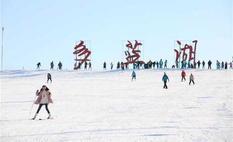仅89元就享受128元的【巴彦淖尔市】多蓝湖滑雪场滑雪周末票一张，含：雪鞋，雪板，滑雪场占地100亩，专业雪道设计、高档雪具大厅可同时接待700人进行雪上娱乐活动。