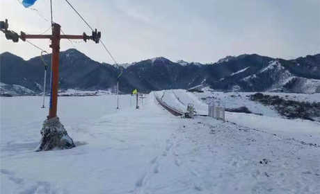 仅58元享原价150元的【乌鲁木齐】蓝天滑雪场学生票，包含：雪圈和雪板互换一次，魔毯，索道，免费提供开水。滑雪场内设有餐厅、雪具大厅、休息厅、休闲娱乐场所，滑雪道为初中级雪道和多人滑雪圈专用道。