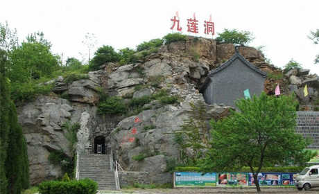 仅23元！享原价30元的【巩义市】盘龙山景区九莲洞门票；包含：九莲洞门票一张；盘龙山生态旅游风景名胜区，地处嵩岳北边，山势奇峻、林深树茂，峡谷内山水相伴、奇峰峥嵘、潺潺溪流常年清澈见底，流水不断。