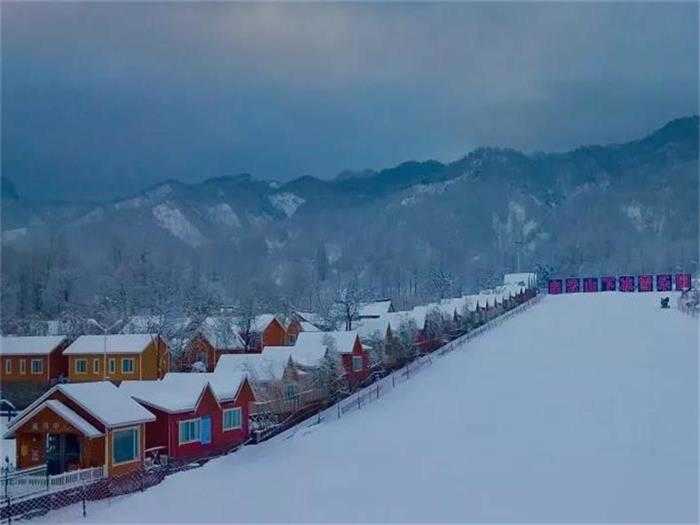 仅需149元，即可享受原价198元【洛阳市】白云山下冰雪乐园周末住宿券，包含：赠送两张全天滑雪票。