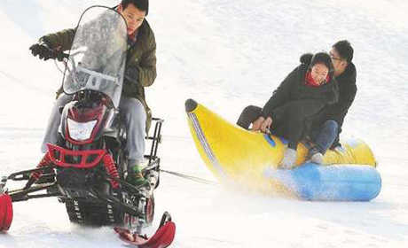 仅99元，享原价120元【延庆】柳沟冰雪马戏平日周末套票，包含：（包含：门票+雪圈（1小时）+马戏门票）是北京的戏雪乐园中数一数二大的场地。主要有三大看点：冰雪、马戏、市集。