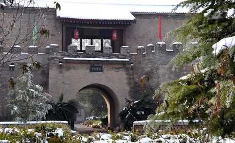 仅18元，享原价58元的【运城】王官别墅景区门票一张，王官别墅，又名相国别墅，位于永济市清华乡楼上村，是晚清慈禧太后执政时期的东阁大学士、军机大臣兼户部尚书阎敬铭的故居。